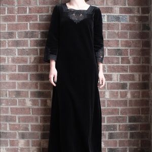 VTG Black Velvet Gown 🌙